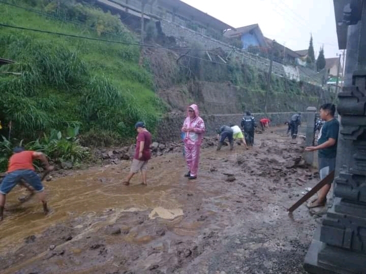 Akibat Longsor, jalanan menuju Wisata Bromo di Kabupaten Pasuruan, menjadi rusak. (Foto: Dokumen/Tugu Jatim)