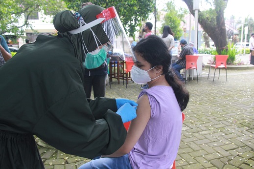 Anak di Kota Malang menjalani vaksinasi Covid-19.