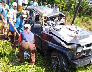 Mobil Daihatsu Taft remuk akibat ditabrak kereta di Purwodadi, satu keluarga dalam mobil tewas./tugu jatim