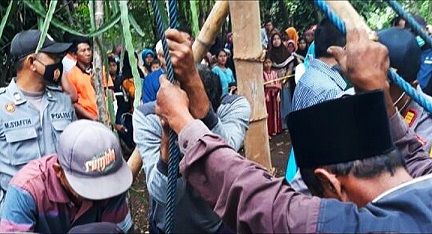 Warga saat berusaha mengeluarkan jasad wanita dari sumur tetangganya di Grati, Kabupaten Pasuruan/tugu jatim
