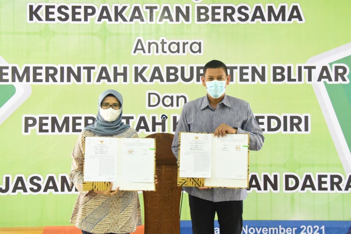 Wali Kota Kediri Abdullah Abu Bakar setelah melakukan MoU dengan Bupati Blitar Rini Syarifah pada Rabu (03/11/2021) di Pendapa Agung Ronggo Hadinegoro.(Foto: Dokumen/Tugu Jatim)