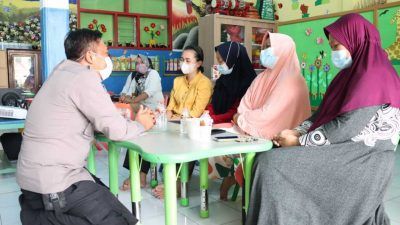 Kapolres Batu AKBP I Nyoman Yogi Hermawan saat memberikan trauma healing kepada korban banjir bandang di pengungsian pada Rabu (10/11/2021). (Foto: M. Ulul Azmy/Tugu Malang/Tugu Jatim)