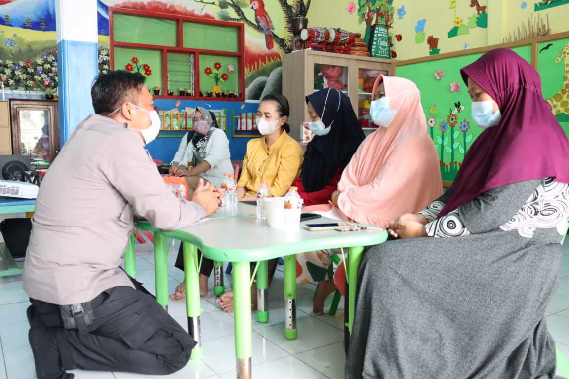 Kapolres Batu AKBP I Nyoman Yogi Hermawan saat memberikan trauma healing kepada korban banjir bandang di pengungsian pada Rabu (10/11/2021). (Foto: M. Ulul Azmy/Tugu Malang/Tugu Jatim)