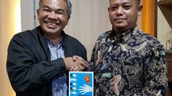 Pakar Komunikasi dan Motivator Nasional Dr Aqua Dwipayana saat memberikan buku karyanya kepada Pemimpin Pegadaian Kantor Wilayah VIII Jakarta Mulyono. (Foto: Dokumen/Tugu Jatim)