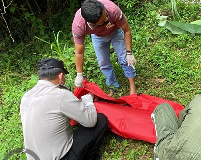 Proses evakuasi mayat yang ditemukan di tepi sungai Donomulyo Kabupaten Malang./tugu jatim