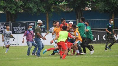 Ketua DPRD Kota Pasuruan yang kena pukul saat terjadi kericuhan pada pertandingan Persekap dan AFA Syailendra di Liga 3 Jatim, Minggu sore (14/11/2021). (Foto: Laoh Mahfud/Tugu Jatim)