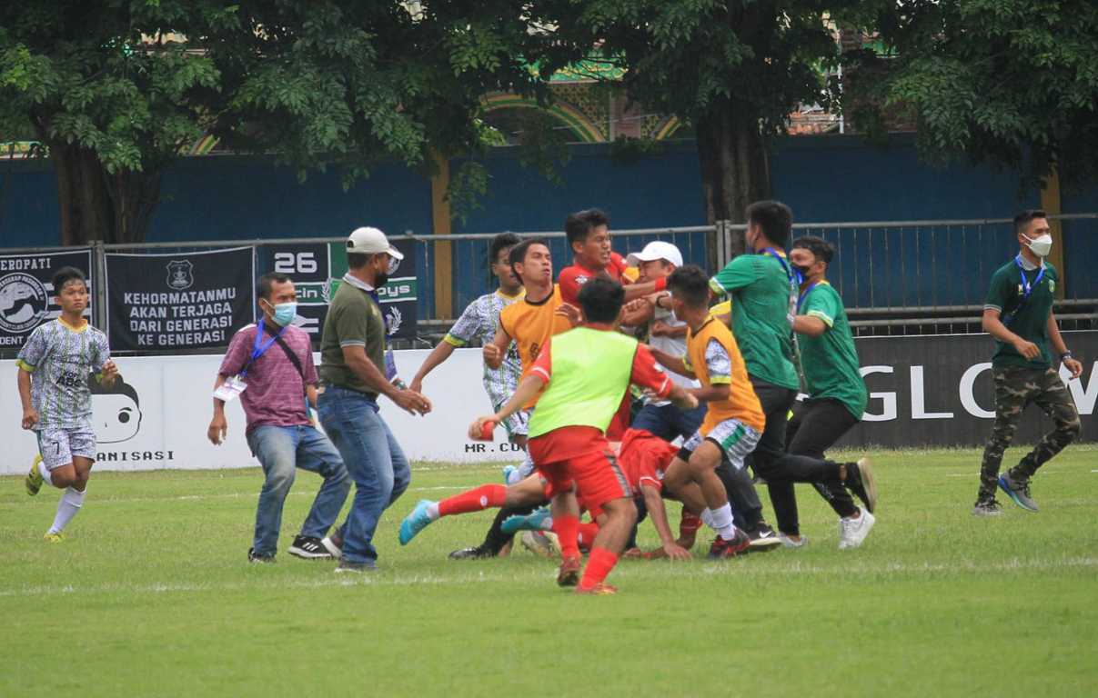 Ketua DPRD Kota Pasuruan yang kena pukul saat terjadi kericuhan pada pertandingan Persekap dan AFA Syailendra di Liga 3 Jatim, Minggu sore (14/11/2021). (Foto: Laoh Mahfud/Tugu Jatim)