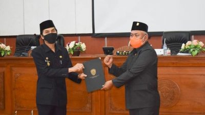 H Ahmad Dawami, Bupati Kabupaten Madiun (kiri) dan Ketua DPRD Kabupaten Madiun Fery Sudarsono (Kanan) dalam rangkaian rapat paripurna./tugu jatim