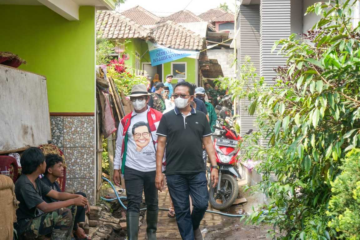 Anggota Komisi VII DPR RI Gus Ali (dua dari kanan) saat menuju ke rumah warga terdampak banjir bandang di Kota Batu, Minggu (07/11/2021). (Foto: Dokumen/Tugu Jatim)