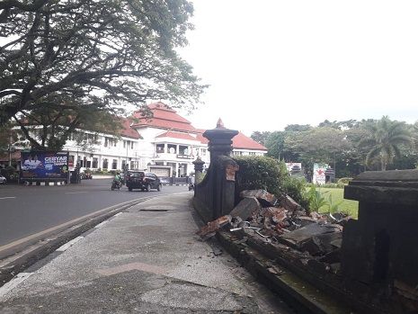 Tembok Bundaran Tugu Kota Malang Jebol Diseruduk Mobil Ayla 2 5dae0b29 6a24 4755 b2cc 08ee610fe3b5