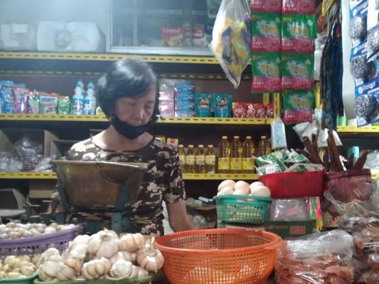 Pedagang sembako yang juga menjual minyak goreng di Pasar Klojen Kota Malang. (Foto: M. Sholeh/Tugu Malang/Tugu Jatim)