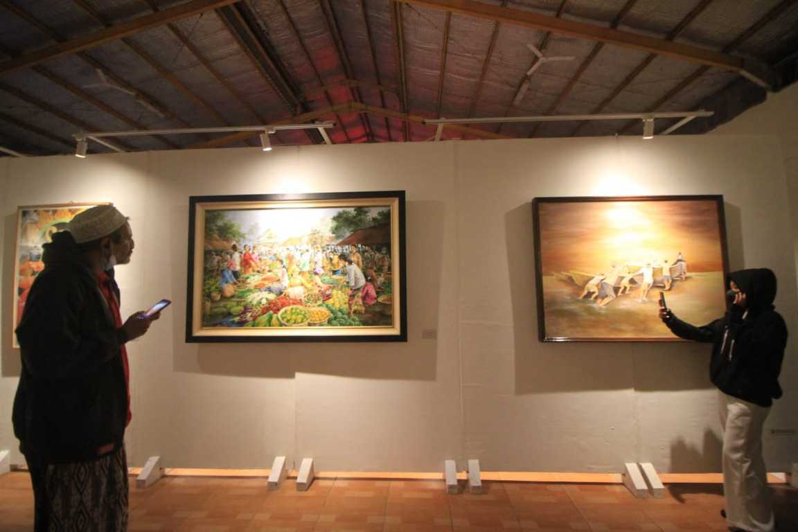 Puluhan lukisan karya Komunitas Guru dan Seniman Pasuruan dipajang di Pameran Gandeng Renteng. (Foto: Laoh Mahfud/Tugu Jatim)