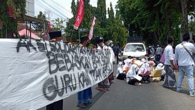 Situasi demo yang dilakukan ratusan santri dan guru ngaji se-Bojonegoro. /tugujatim