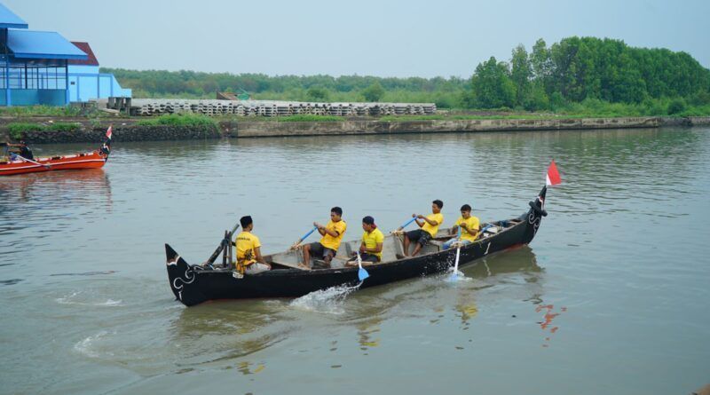 Lomba balap dayung kapal di Kota Pasuruan dalam satu tim ada 5 orang nelayan, Minggu (14/11/2021). (Foto: Dokumen/Tugu Jatim)