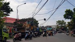 Tresangkut truk kabel PLN di Bululawang, Kabupaten Malang terburai ke jalan.