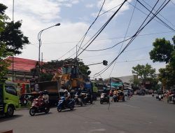 Tersangkut Truk, Kabel PLN dan Telkom Berhamburan ke Jalan di Bululawang Malang