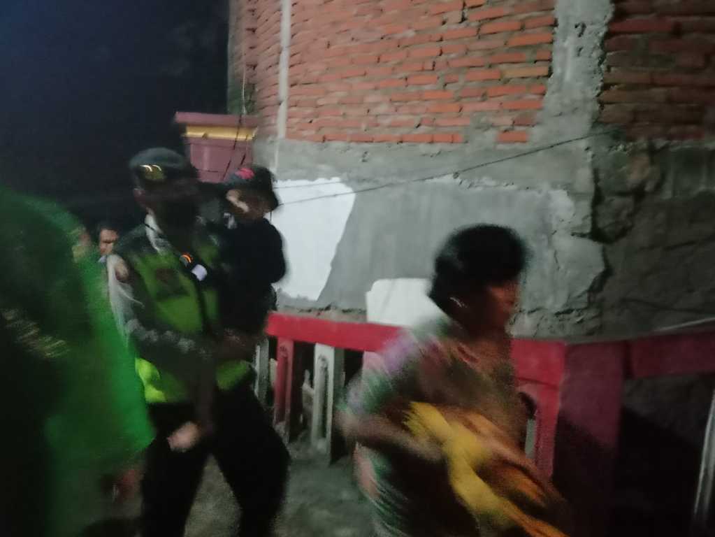 Warga Jatimulyo dievakuasi dan diungsikan ke Balai RW. (Foto: M. Sholeh/Tugu Malang/Tugu Jatim)