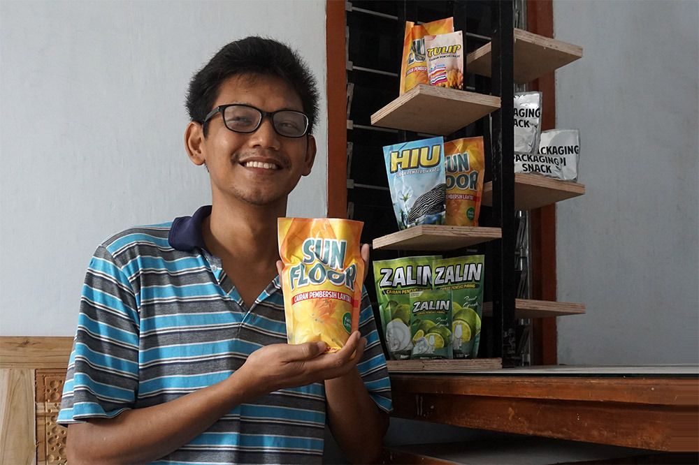 Brian Prasetya Wijaya, difabel asal Kota Kediri, ini sukses menjadi pengusaha cairan pembersih merek "Sun Floor". (Foto: Dokumen/Tugu Jatim)