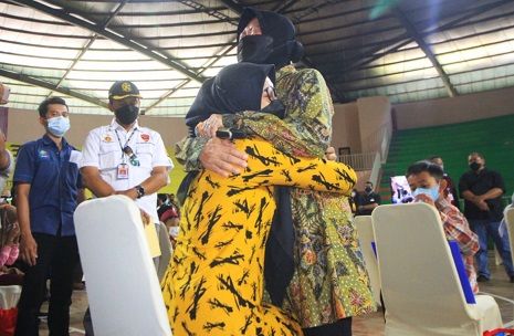 Menteri Sosial, Tri Rismaharini memeluk Nifta Lestari, salah satu anak yatim korban pandemi Covid-19 asal Pasuruan./tugu jatim