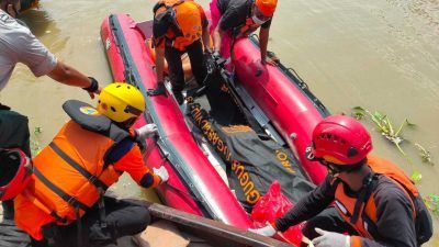 Evakuasi korban tenggelam perahu penyeberangan di Bojonegoro yang ditemukan meninggal dunia pada Kamis (04/11/2021). (Foto: Istimewa/Tugu Jatim)