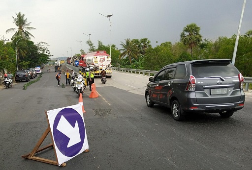 Petugas kepolisian melakukan rekayasa lalu lintas di Jalur Semarang-Surabaya yang dialihkan di arah sebaliknya atau ke Jembatan Kepet baru./tugu jatim