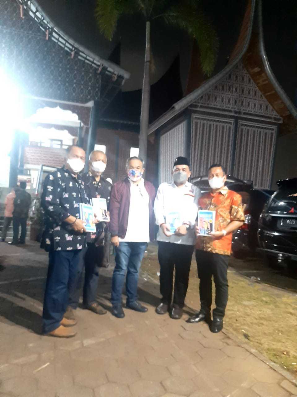Dr Aqua Dwipayana bersama pengurus Gebu Minang Dewan Pimpinan Wilayah Jawa Timur di Rumah Gadang Surabaya.(Foto: Dokumen/Tugu Jatim)