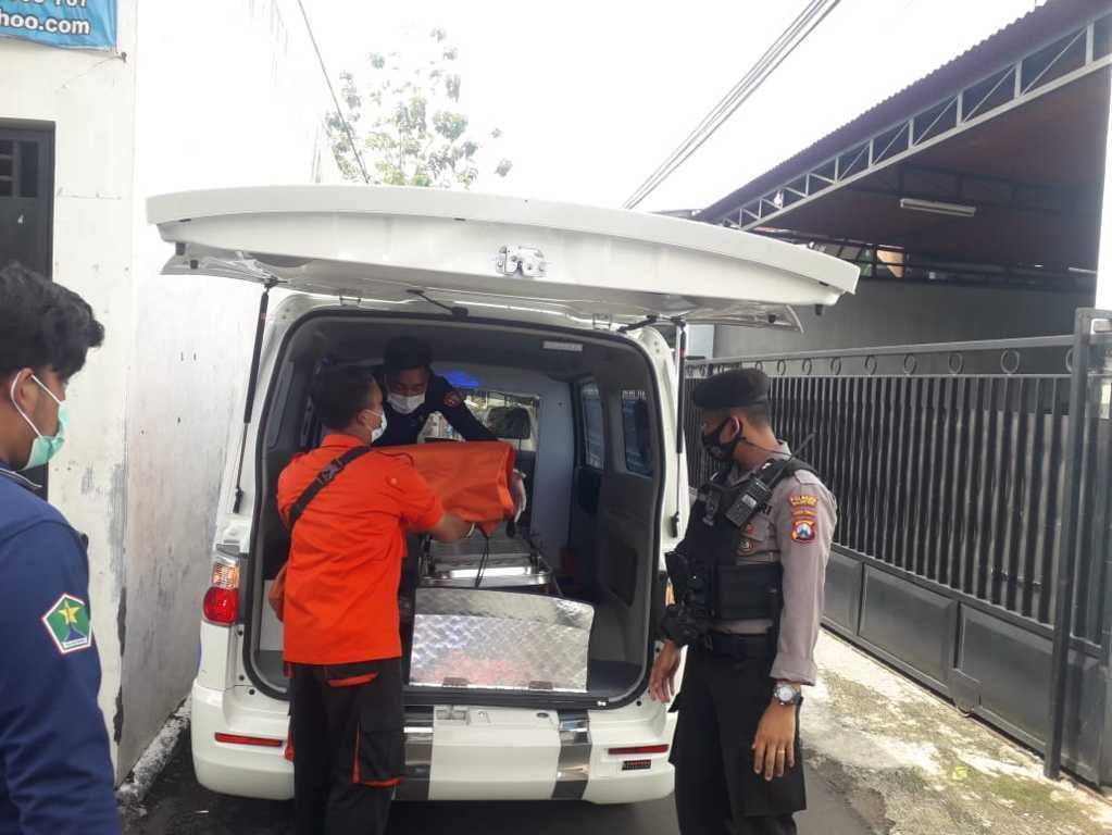 Mayat bayi dibawa Petugas PSC Kota Malang ke RSSA, Senin (15/11/2021). (Foto: M. Sholeh/Tugu Malang/Tugu Jatim)