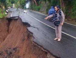 Hujan Deras, Tanah Longsor Rusak Jalur Menuju Wisata Bromo di Kabupaten Pasuruan