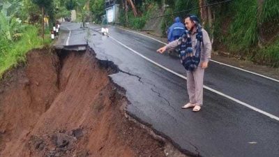 Longsor mengakibatkan jalan ambles menuju Wisata Bromo di Kabupaten Pasuruan. (Foto: Dokumen/Tugu Jatim)