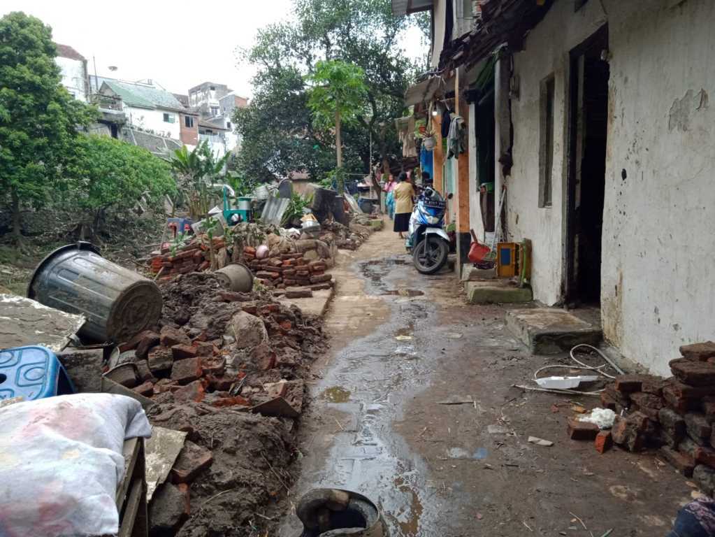 Kondisi kerusakan rumah warga di Kampung Putih, Kota Malang, pasca banjir bandang.(Foto: M. Sholeh/Tugu Malang/Tugu Jatim)