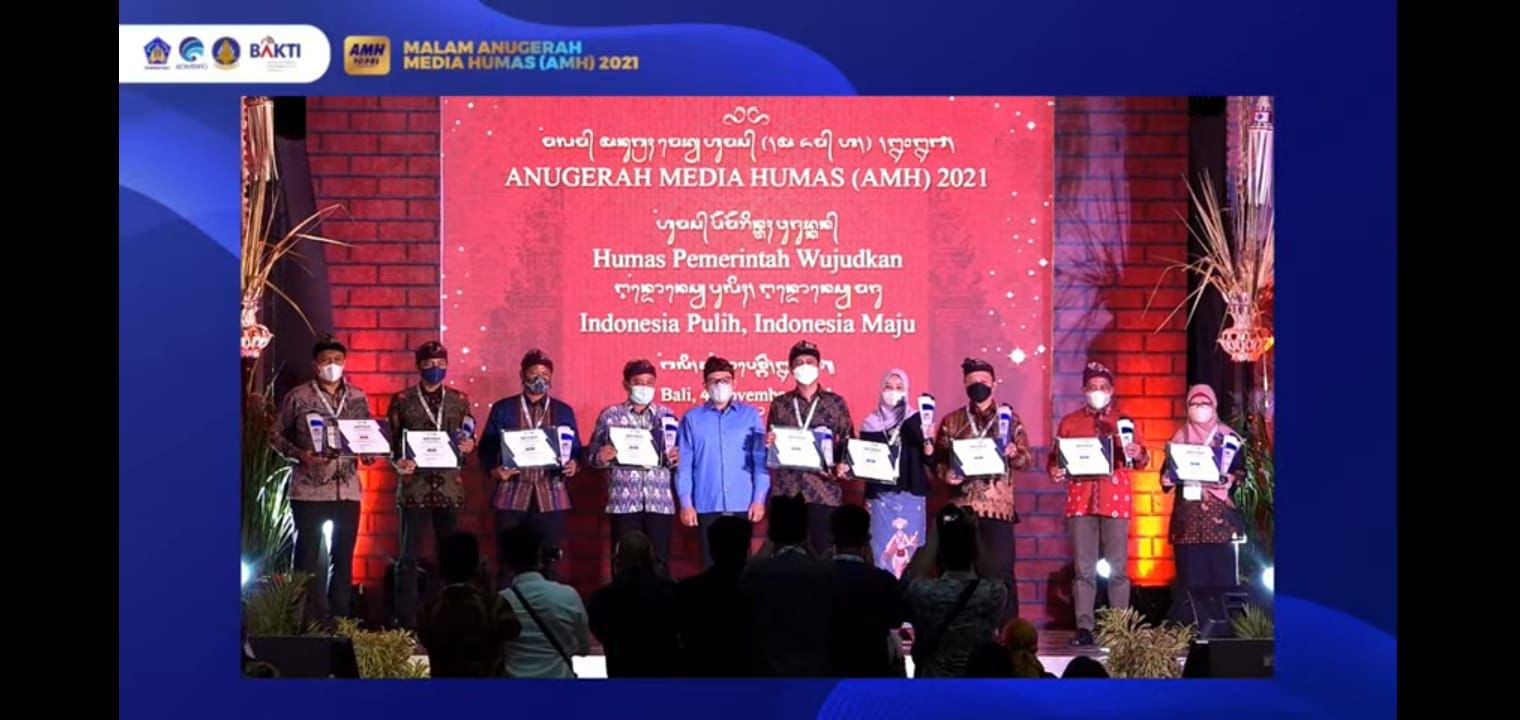 Pemkot Kediri meraih penghargaan Terbaik 1 dalam kategori "Siaran Pers Media Online Pemerintah Daerah Kabupaten/Kota" pada Kamis malam (04/11/2021). (Foto: Dokumen/Tugu Jatim)