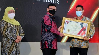 Dari kiri, Gubernur Jatim Khofifah Indar Parawansa, Menteri Pendayagunaan Aparatur Sipil Negara (Menpan RB) Tjahjo Kumolo, dan Wali Kota Kediri Abdullah Abu Bakar saat penyerahan penghargaan Kovablik Jatim 2021 di Exhibition Grand City Surabaya, Jumat (19/11/2021). (Foto: Dokumen/Tugu Jatim)