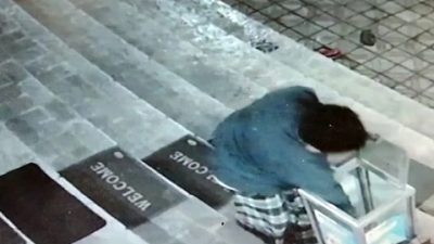 Gambar CCTV pelaku pencurian kotak amal di Masjid Darul Muttaqien Kecamatan Bumiaji, Kota Batu