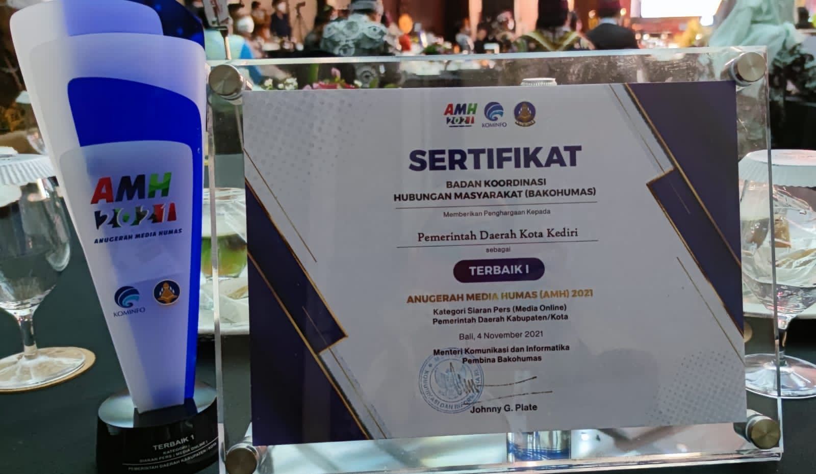 Penghargaan Terbaik 1 dalam kategori "Siaran Pers Media Online Pemerintah Daerah Kabupaten/Kota" yang diraih Kota Kediri pada Kamis malam (04/11/2021). (Foto: Dokumen/Tugu Jatim)