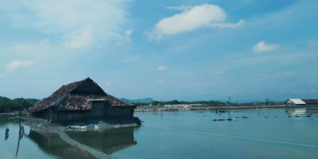 Tampak kejauhan lahan produksi garam di Desa Pliwetan Kecamatan Palang, Kabupaten Tuban yang tergenang air hujan. 