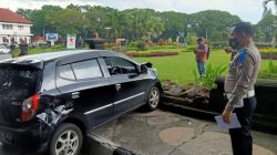 Kanit Laka Lantas Polresta Malang Kota melakukan olah TKP kecelakaan di Bundaran Tugu Kota Malang./tugu jatim