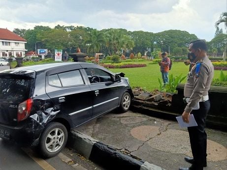 Kanit Laka Lantas Polresta Malang Kota melakukan olah TKP kecelakaan di Bundaran Tugu Kota Malang./tugu jatim