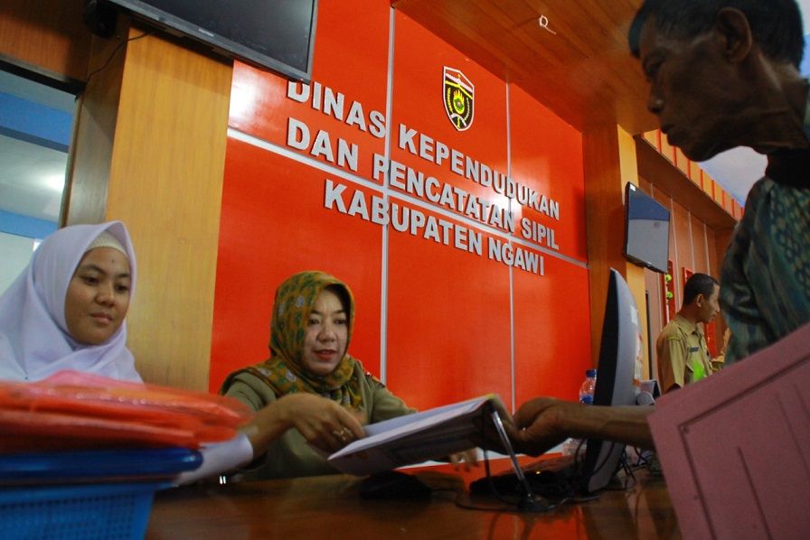 Pelayanan Dispenduk Capil Ngawi, sejumlah warga mempertanyakan tentang aturan baru penggunaan NIK untuk pelayanan publik. /tugu jatim