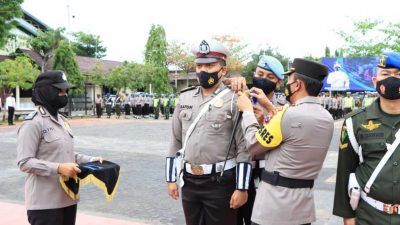 Kapolres Tuban AKBP Darman memimpin gelar pasukan Operasi Zebra Semeru 2021 di lapangan Mapolres Tuban, Senin (15/11/2021). (Foto: Dokumen/Tugu Jatim)