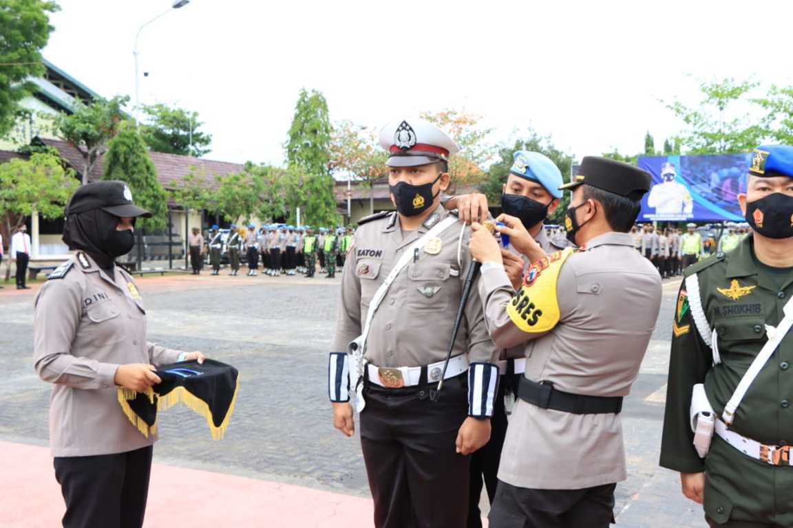 Kapolres Tuban AKBP Darman memimpin gelar pasukan Operasi Zebra Semeru 2021 di lapangan Mapolres Tuban, Senin (15/11/2021). (Foto: Dokumen/Tugu Jatim)