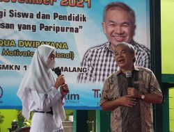 Apresiasi Bisnis Kuliner, Dr Aqua Dwipayana Borong Produk Kue Siswi SMKN 1 Turen Malang