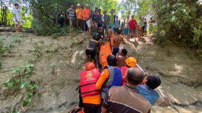 Proses evakuasi penemuan korban tenggelam di Sungai Pacal DAM Klepek, Bojonegoro, Sabtu (06/11/2021).(Foto: BPBD Bojonegoro/Tugu Jatim)