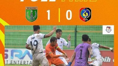 Pemain Persatu Tuban dan Persibo Bojonegoro saling berebut bola di lapangan. (Foto: Medsos Persibo Bojonegoro, Nidia/Tugu Jatim)