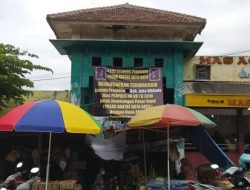 Ekspresi Kekecewaan, Spanduk Protes Relokasi Pedagang Bertebaran di Pasar Besar Kota Batu