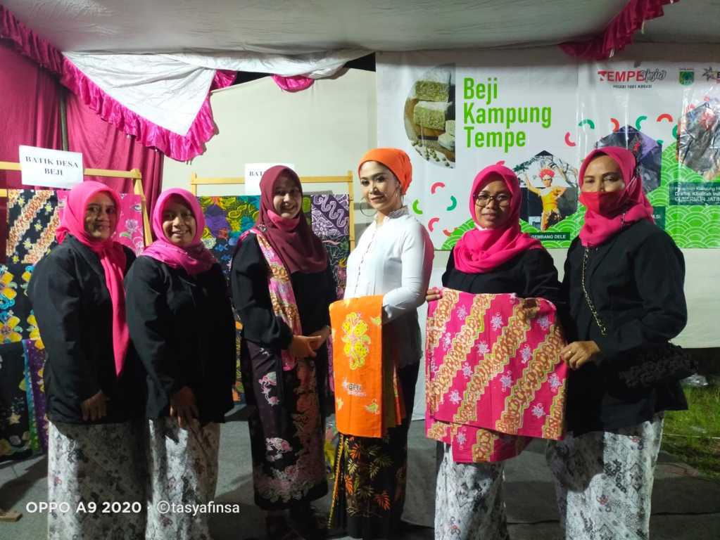 Sejumlah ibu-ibu memamerkan batik tempe khas Desa Beji, Kota Batu. (Foto: Pemdes Beji/Tugu Jatim)