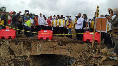 Menteri PUPR Basuki Hadimuljono didampingi Wali Kota Batu Dewanti Rumpoko saat meninjau ke lokasi bencana di Dusun Sambong, Desa Bulukerto, Kecamatan Bumiaji, Kota Batu, Kamis (11/11/2021). (Foto: M. Ulul Azmy/Tugu Malang/Tugu Jatim)