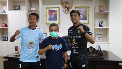 Ketua Askot PSSI Kota Batu, Punjul Santoso berfoto bersama para pemain Persikoba yang mengenakan jersey baru mereka. /tugu jatim