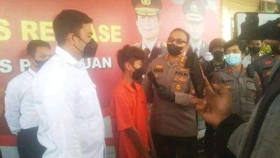 FR, pelaku pembunuhan pemilik warung di Kejayan, saat memberikan kesaksian di halaman Polres Pasuruan, Senin (01/11/2021). (Foto: Laoh Mahfud/Tugu Jatim)