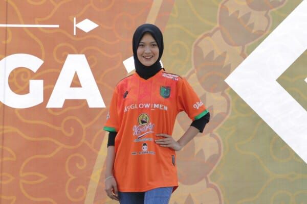 Salah satu model memperlihatkan jersey Persibo dengan motif godong jati atau daun jati di dada sebelah kanan. (Foto: Istimewa/Tugu Jatim)