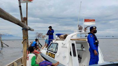 Petugas Satpolairud Pasuruan tengah mencari korban nelayan yang tenggelam di Tlocor, Sidoarjo, Jumat (12/11/2021). (Foto: Satpolairud Pasuruan/Tugu Jatim)